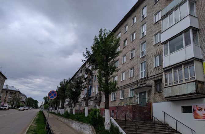 По просьбам жильцов, имеющих инвалидность, в Соликамске благоустроят тротуар, придомовую территорию и заезд к дому